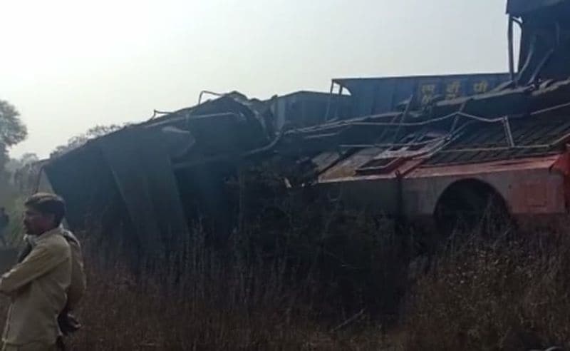 बताया जा रहा है कि दोनों मालगाड़ियों की रफ्तार बहुत तेज थी।