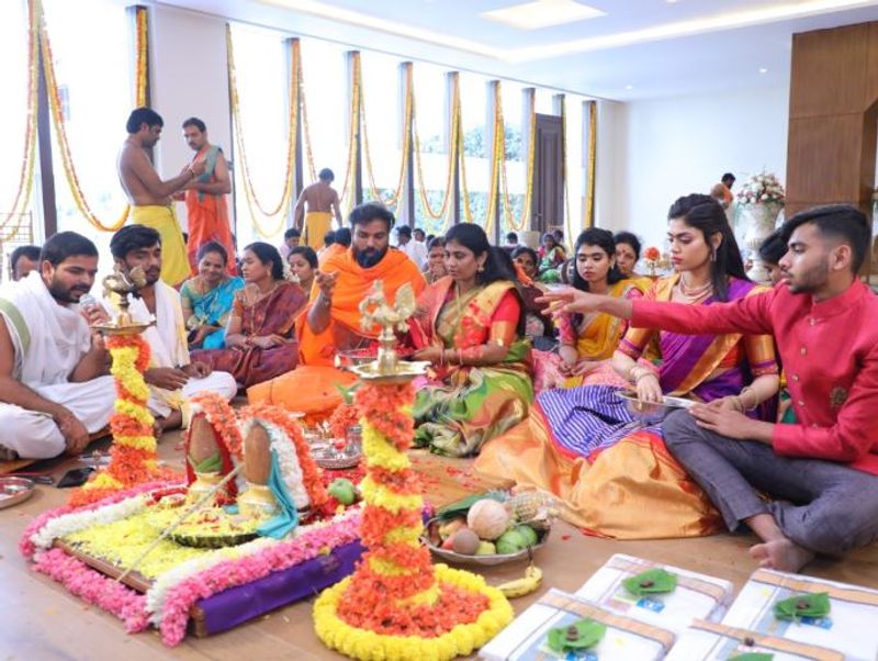 karnataka health minister b sriramulu daughter rakshitha wedding 500 crorers spent one lakh guests see pics kpt