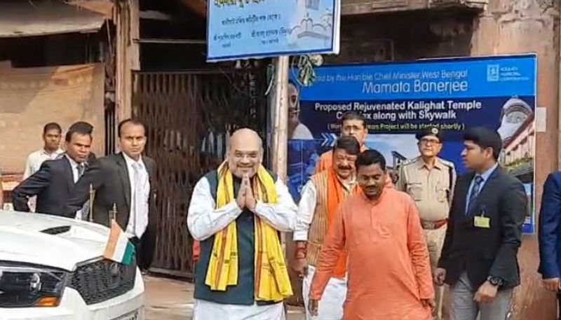 দিনভর ঠাসা কর্মসূচির মধ্যেই সময় বার করে তিনি পৌঁছে যান কালীঘাটের মন্দিরে। মন্দিরের মূল গেট দিয়েই তিনি প্রবেশ করে চলে যান গর্ভগৃহে। সেখানে মা কালীর আরাধনা করেন। পুজো সারেন নিজের হাতে। শহিদ মিনারের জনসভায় তাঁকে একটি কালীর ছবি উপহার দেন বঙ্গ বিজেপির নেতারা। রাজ্য নেতাদের হতে তাঁর হাতে এই উপহার তুলে দেন রাজ্য বিজেপির সভাপতি দিলীপ ঘোষ।