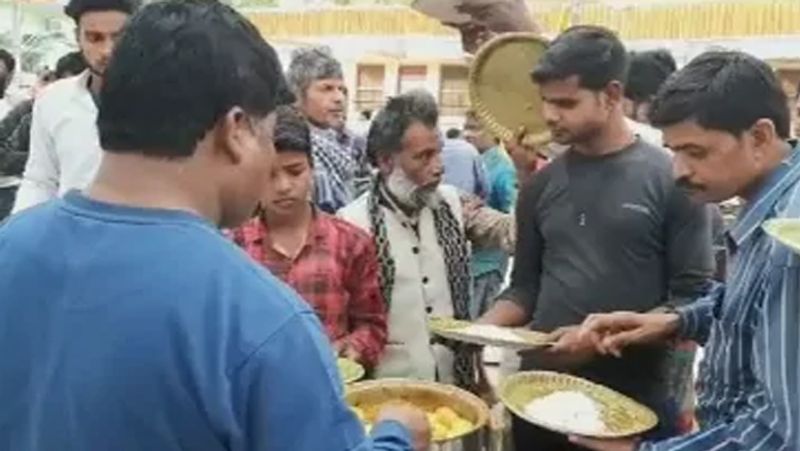 People in Varanasi enjoy free egg chicken party during corona virus tension kph