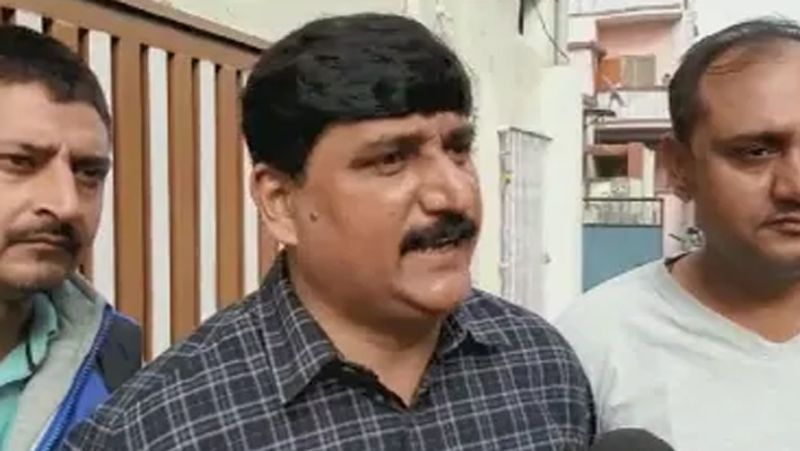 People in Varanasi enjoy free egg chicken party during corona virus tension kph