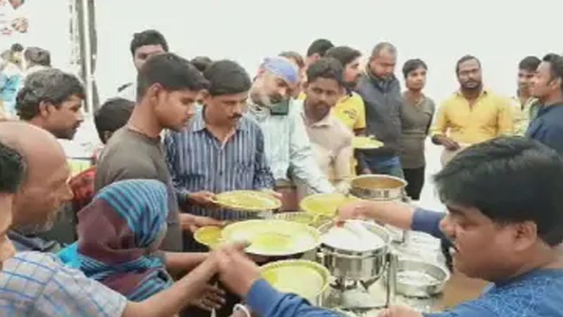 People in Varanasi enjoy free egg chicken party during corona virus tension kph
