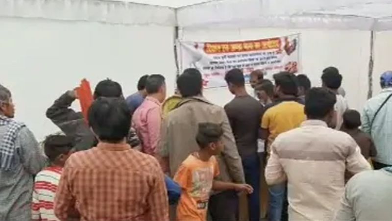 People in Varanasi enjoy free egg chicken party during corona virus tension kph