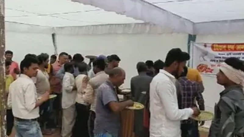 People in Varanasi enjoy free egg chicken party during corona virus tension kph