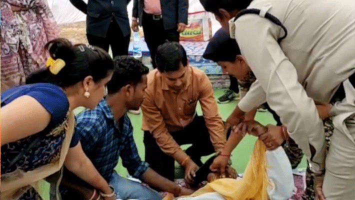 chhattisgarh news groom gets epilepsy in mass marriage joint collector smells shoe in dantewada kpr chhattisgarh news groom gets epilepsy in mass marriage joint collector smells shoe in dantewada kpr
