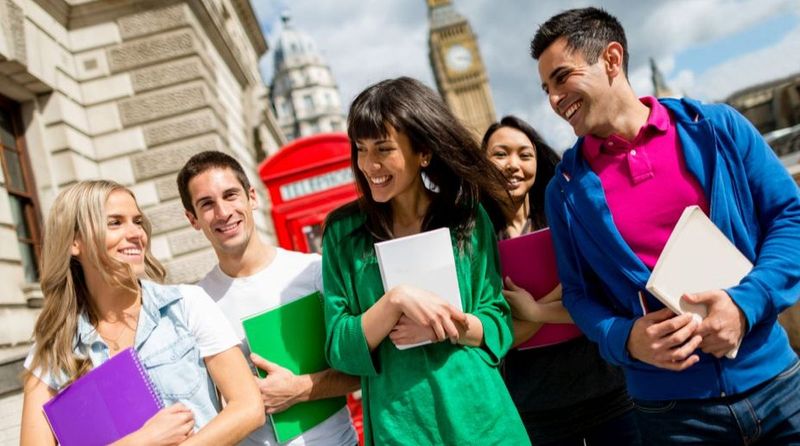 स्कॉलरशिप में मिलती हैं ये सारी सुविधा
कॉमनवेल्थ स्कॉलरशिप में छात्र को UK सरकार द्वारा ट्यूशन फीस, इकॉनमी क्लास की हवाई टिकट और रहने से जुड़े खर्च दिए जाते हैं। इस स्कॉलरशिप पर ही छात्र विदेश में रहकर पढ़ाई करता है और सरकार के खर्चों पर ही शहर में रहता है। छात्र को घूमने फिरने तक के पैसे सरकार ही देती है।
