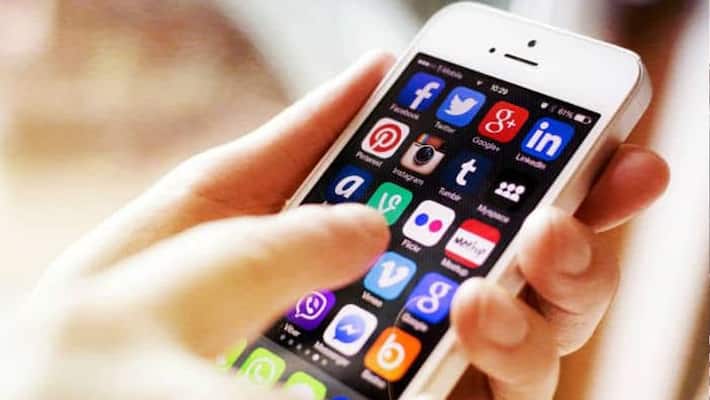 Supreme Court refuses to order restoration of 4G internet services in Jammu and Kashmir Supreme Court refuses to order restoration of 4G internet services in Jammu and Kashmir