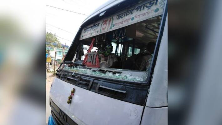 BJP supporter's bus attacked in Jangipara at Hooghly BJP supporter's bus attacked in Jangipara at Hooghly
