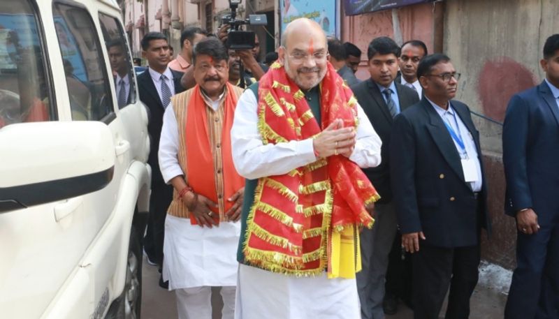 কালীঘাট মন্দিরে প্রতিদিন বেলা দেড়টার সময় শুরু হয় মায়ের ভোগ-পর্ব। এরপর কিছু সময়ের জন্য সাড়ে তিনটে বা বিকেল চারটে অবধি বন্ধ রাখা হয় মন্দিরের দরজা। তবে কেন্দ্রীয় সরাষ্ট্রমন্ত্রীর আসারা কারণে ভোগ-পর্ব কিছুটা তাড়াতাড়ি সেরে অমিত শাহ-র জন্য অপেক্ষা করছিলেন সেবায়েতরা।