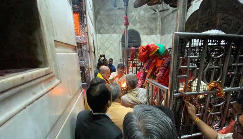মন্দিরের তিন নম্বর গেট দিয়ে তিনি পৌঁছান মায়ের গর্ভগৃহে। মায়ের মূর্তির সামনে করজোড়ে প্রণাম সারেন। মন্দিরে দায়িত্বে থাকা পুরোহিতের হাতে তুলে দেন একটি লাল বেনারসি শাড়ি। মন্ত্রীর সামনেই মন্দিরের পুরোহিত সেই শাড়ি তুলে দেন মায়ের গায়ে।