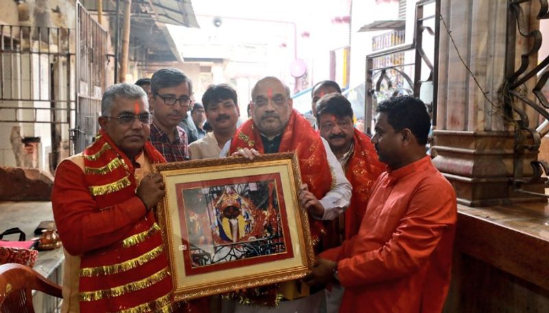 পুজো শেষে মন্দিরের প্রদক্ষিণের পর পুরোহিতকে হাজার এক টাকা দক্ষিণা দেন তিনি। মন্দিরে থাকার সময় প্রসাদী পেঁড়ারও মুখে দেন। এরপর বেলা ঠিক ৩টে ৩৯ মিনিটে মায়ের গর্ভগৃহ থেকে বেরিয়ে আসেন কেন্দ্রীয় মন্ত্রী অমিত শাহ।