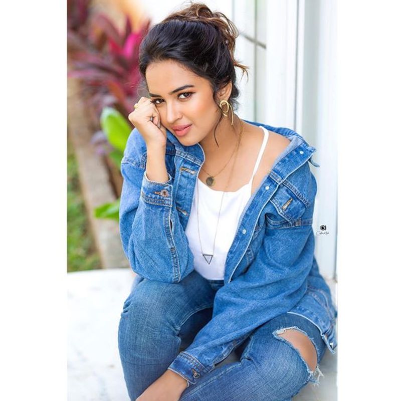 (Courtesy_Instagram) ఈ సినిమా సక్సెస్ కాకపోవడంతో ఆమెకి టాలీవుడ్ లో సరైన అవకాశాలు రావడం లేదు.