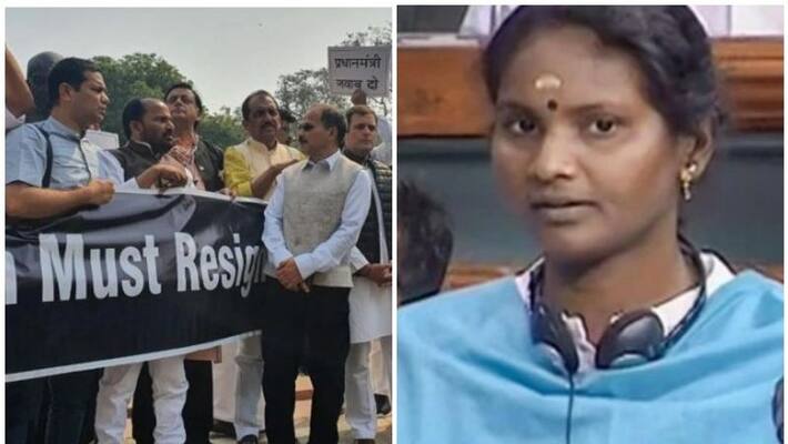 Congress MP's show placards raise slogans in Lok Sabha Congress MP's show placards raise slogans in Lok Sabha