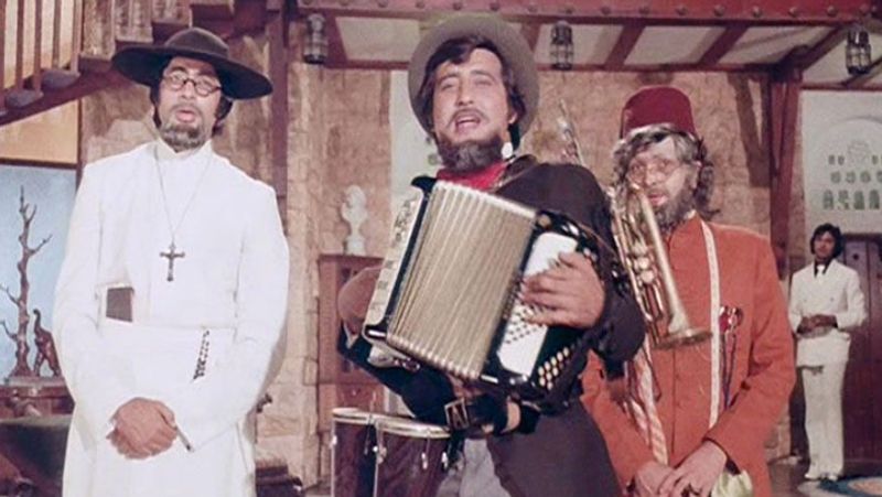 amitabh bachchan shares throwback photo amar akbar anthony mahurat Clap by dharmendra KPJ