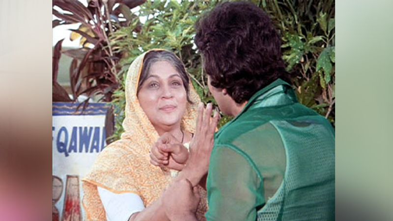 amitabh bachchan shares throwback photo amar akbar anthony mahurat Clap by dharmendra KPJ