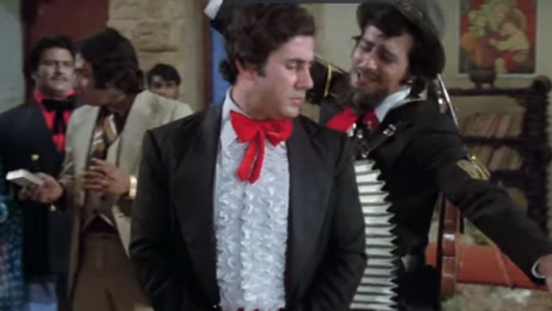 amitabh bachchan shares throwback photo amar akbar anthony mahurat Clap by dharmendra KPJ