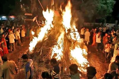 In Holi, worship Holika according to zodiac signs, offer sacrifice and destroy enemy and poverty