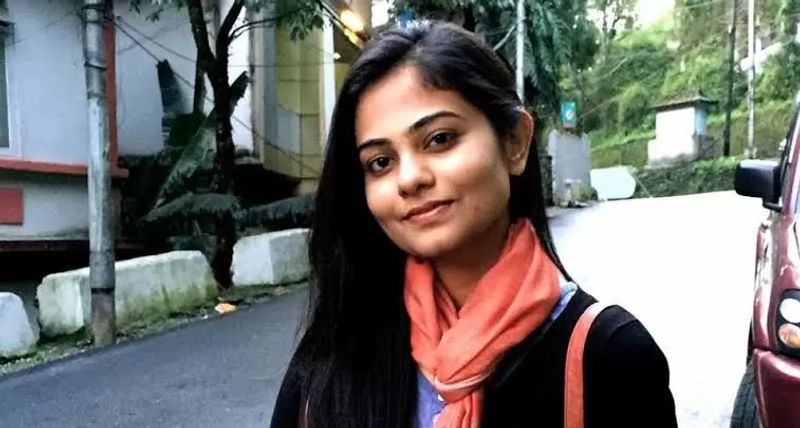 अर्तिका की स्कूलिंग सेंट जॉन स्कूल से हुई जहां वे हमेशा नंबर वन रहीं। इसके बाद उन्होंने मौलाना आजाद मेडिकल कॉलेज से एमबीबीएस किया। यही नहीं अत्यधिक कठिन माने जाने वाले एमडी में भी उनका सेलेक्शन हो गया और वे पीजीआईएमईआर से एमडी कर रही थीं जब उन्हें आईएएस परीक्षा देने का सुझाव बड़े भाई गौरव ने दिया।
अर्तिका ने एमडी बीच में ही रोककर यूपीएससी की तैयारी शुरू कर दी, जिसके लिए उन्होंने कोई कोचिंग तो नहीं ली पर उनके भाई ने उनकी बहुत मदद की। अर्तिका सीधे तौर पर देश की जनता के लिए कुछ करना चाहती थीं, इसलिए इस पेशे में आयीं। अपने पहले ही अटेम्पट में अर्तिका एआईआर रैंक 04 के साथ साल 2015 में चयनित हो गयीं।