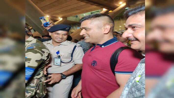 MS Dhoni acknowledge the crowed came to see his pratice at MA Chidambaram Stadium. MS Dhoni acknowledge the crowed came to see his pratice at MA Chidambaram Stadium.