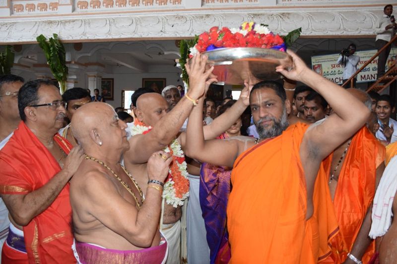 Kannada actor Puneeth Rajkumar visits raichur Mantralayam Ragavendra Swamy temple