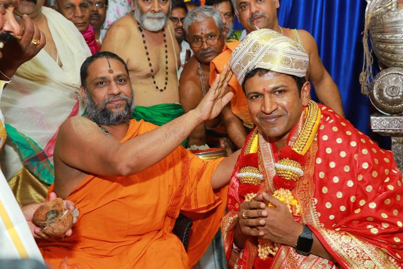 Kannada actor Puneeth Rajkumar visits raichur Mantralayam Ragavendra Swamy temple