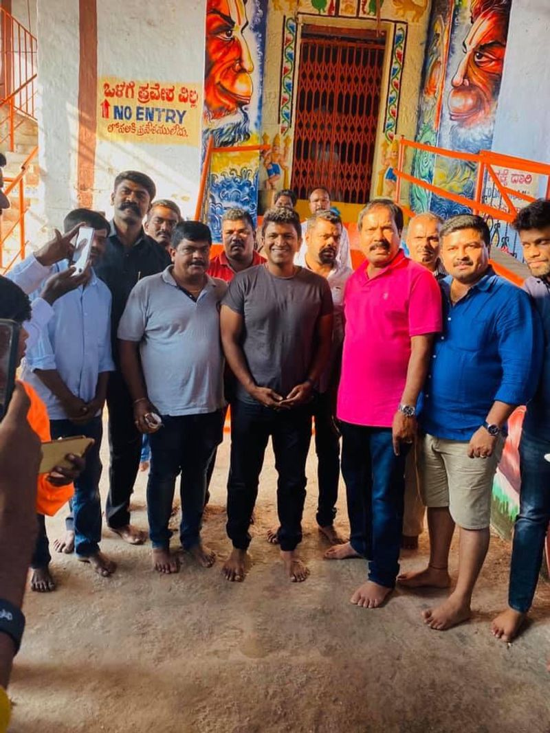 Kannada actor Puneeth Rajkumar visits raichur Mantralayam Ragavendra Swamy temple