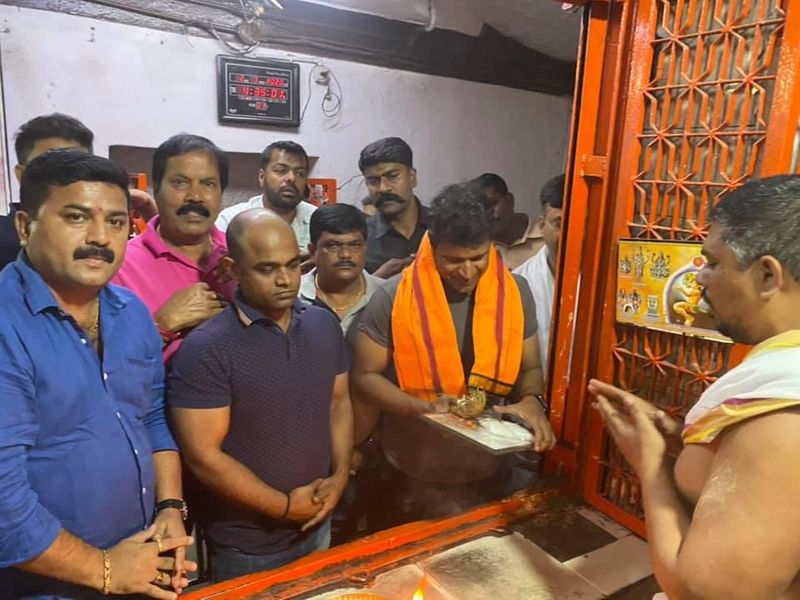 Kannada actor Puneeth Rajkumar visits raichur Mantralayam Ragavendra Swamy temple