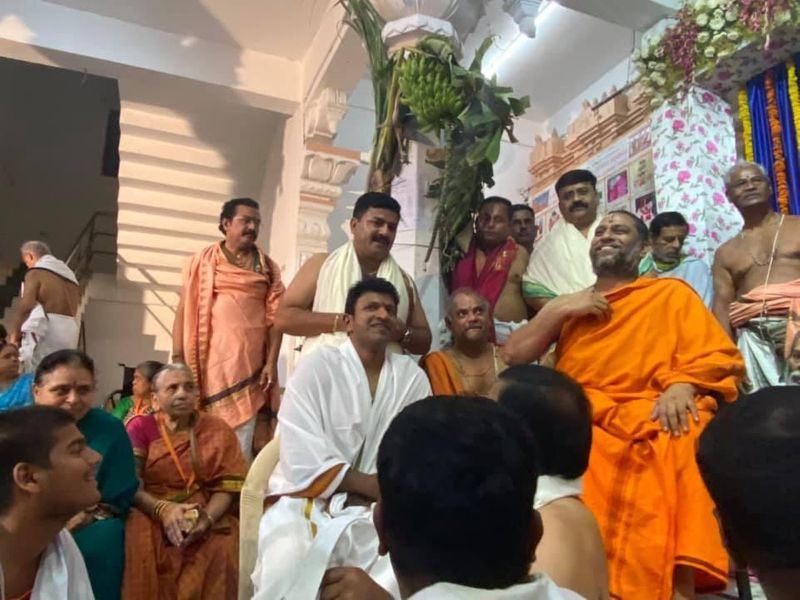 Kannada actor Puneeth Rajkumar visits raichur Mantralayam Ragavendra Swamy temple