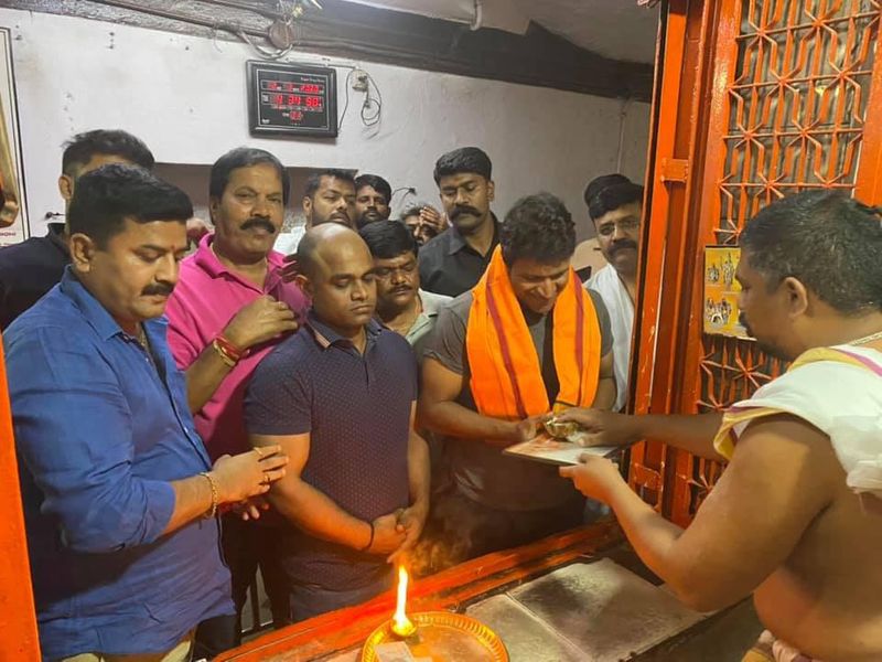 Kannada actor Puneeth Rajkumar visits raichur Mantralayam Ragavendra Swamy temple