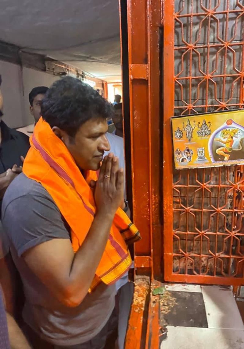 Kannada actor Puneeth Rajkumar visits raichur Mantralayam Ragavendra Swamy temple