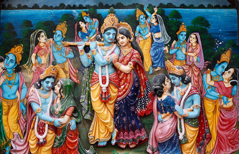 দোলযাত্রার দিন সকালে তাই রাধা ও কৃষ্ণের বিগ্রহ আবিরে স্নাত করে দোলায় চড়িয়ে কীর্তনগান সহকারে শোভাযাত্রায় বের করা হয়। এরপর ভক্তেরা আবির ও রং নিয়ে পরস্পর রং খেলেন।
