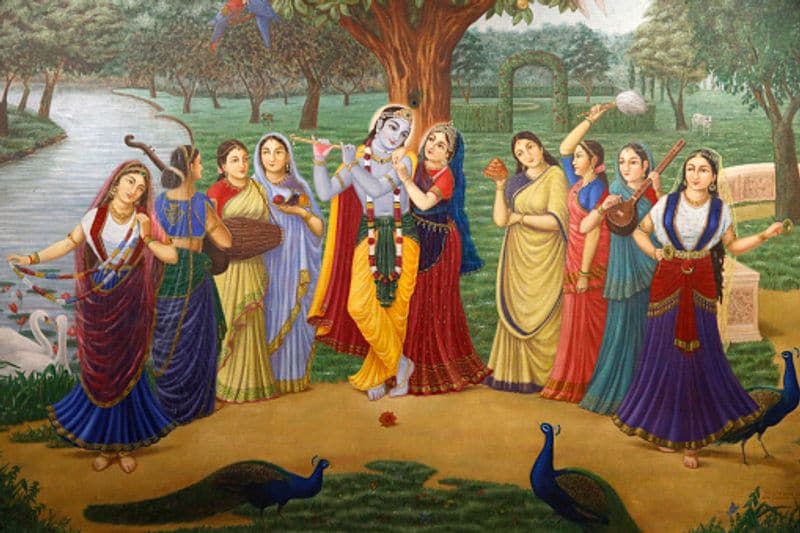 দোল উৎসবের অনুষঙ্গে ফাল্গুনী পূর্ণিমাকে দোলপূর্ণিমা বলা হয়। আবার এই পূর্ণিমা তিথিতেই চৈতন্য মহাপ্রভুর জন্ম বলে একে গৌরপূর্ণিমা নামেও অভিহিত করা হয়।
