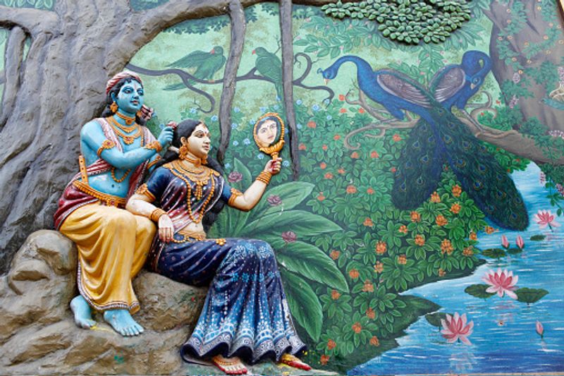 দোলযাত্রা উৎসবের একটি ধর্মনিরপেক্ষ দিকও রয়েছে। এই দিন সকাল থেকেই নারীপুরুষ নির্বিশেষে আবির বিভিন্ন প্রকার রং নিয়ে খেলায় মত্ত হয়। শান্তিনিকেতনে বিশেষ নৃত্যগীতের মাধ্যমে বসন্তোৎসব পালনের রীতি রবীন্দ্রনাথ ঠাকুরের সময়কাল থেকেই চলে আসছে।