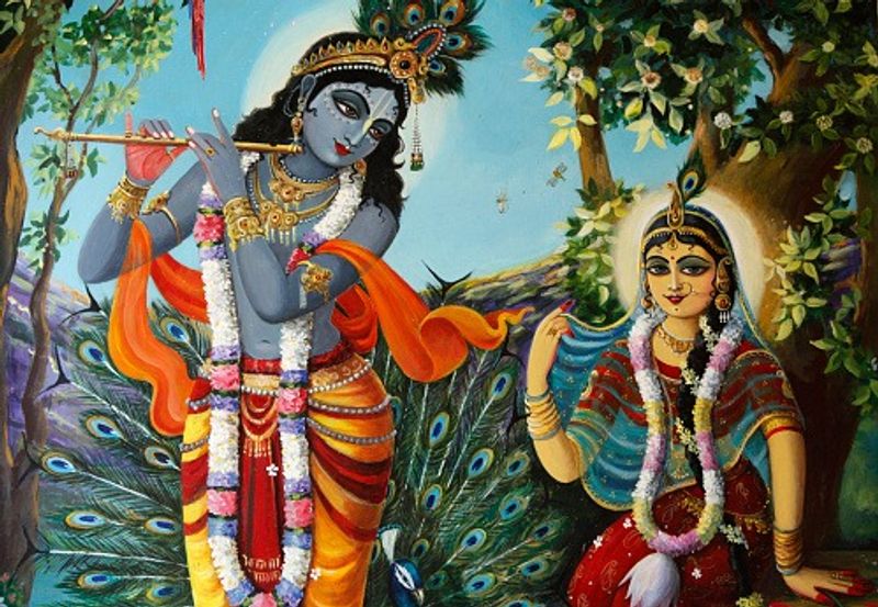 দোলের পূর্বদিন খড়, কাঠ, বাঁশ ইত্যাদি জ্বালিয়ে এক বিশেষ উৎসবের আয়োজন করা হয়। এই দহন উৎসব হোলিকা দহন বা নেড়াপোড়া, বুড়ির ঘর নামে পরিচিত। উত্তর ভারতে হোলি উৎসবটি বাংলার দোলযাত্রার পরদিন পালিত হয়।