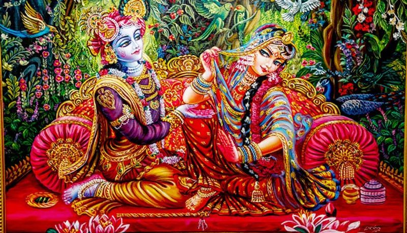 হিন্দু পুরাণ অনুসারে, কৃষ্ণ তার যৌবনে হতাশ হয়ে ভাবে, উজ্জ্বল বর্ণের রাধা ও অন্যান্য গোপিরা তার শ্যাম বর্ণের কারণে পছন্দ করবে কিনা। এতে কৃষ্ণের মা কৃষ্ণের হতাশায় ক্লান্ত হয়ে তাকে বলেন, রাধার কাছে গিয়ে সে রাধার মুখমণ্ডলকে যেকোন রঙ দিয়ে রাঙ্গিয়ে দিতে পারে। কৃষ্ণ তাই করে, এবং এরপর রাধা ও কৃষ্ণ জুড়ি হয়ে যায়। রাধা ও কৃষ্ণের এই রঙ নিয়ে খেলাই হোলি বা দোলযাত্রা হিসেবে পালিত হয়।