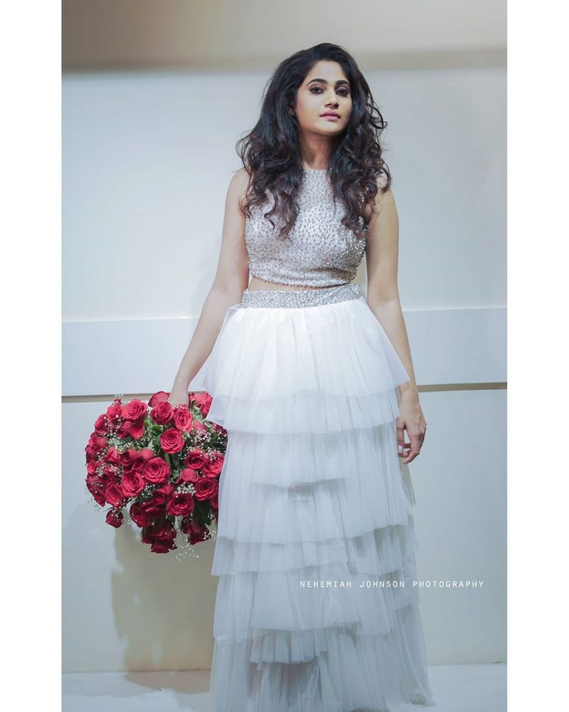 வெள்ளை நிற உடையில் வேற லெவல் அழகு
