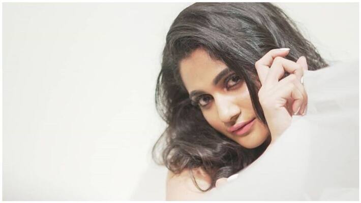 bigboss losliya slim fit shocking photo goes viral in social media bigboss losliya slim fit shocking photo goes viral in social media