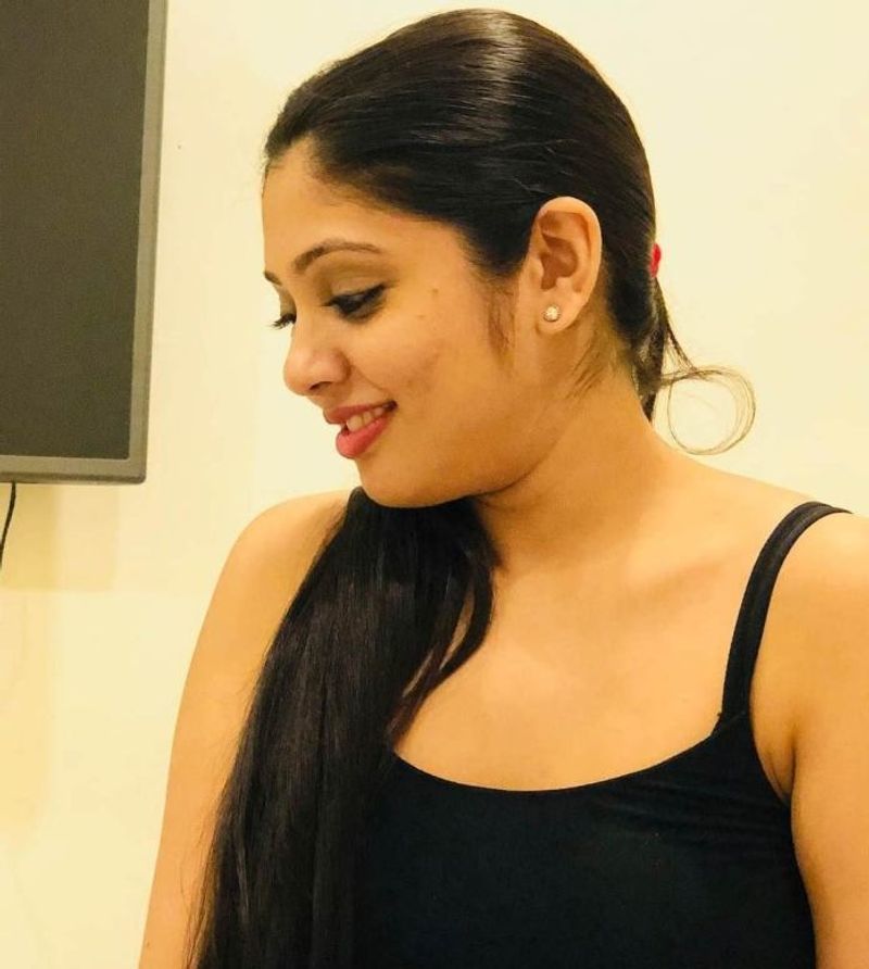 తను బీర్ తాగితే చాలా మాట్లాడేస్తానని. ఈ విషయాన్ని గతంలో కూడా వెల్లడించానని చెప్పారు. చాలా మంది యంగ్స్టర్స్కి ఈ అలవాటు ఉంటుందని.. ఈ అలవాటు వలన ఎవరికీ హాని కలగదని చెప్పారు.
