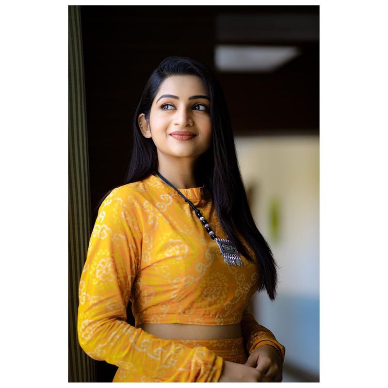 பார்வையில் இழுக்கும் நக்ஷத்திரா
