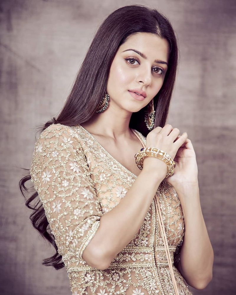 Actress Vedhika latest photo gallery