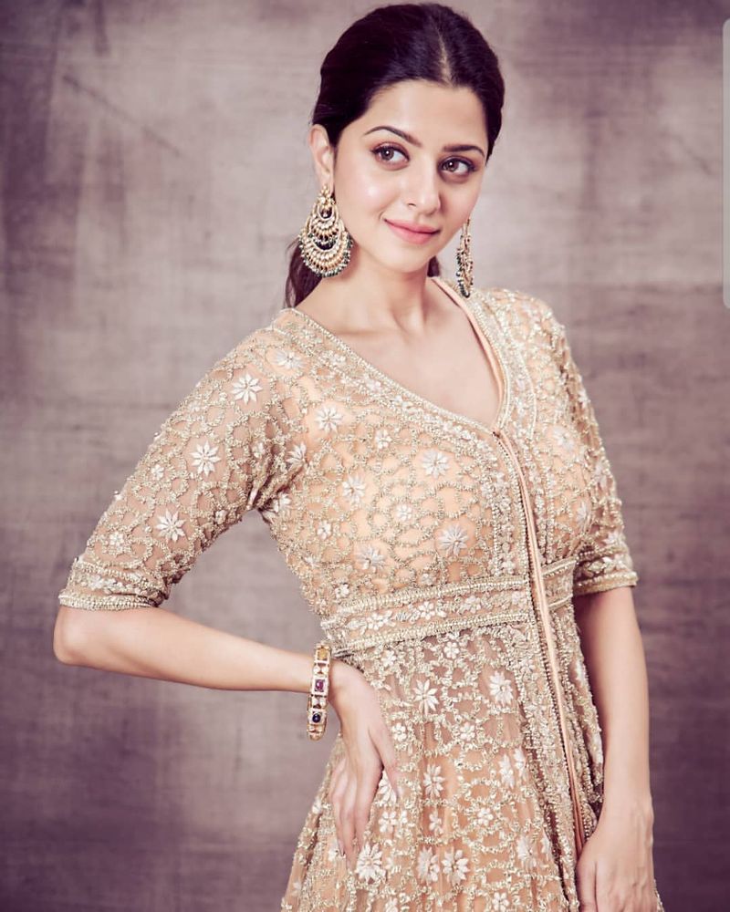 Actress Vedhika latest photo gallery