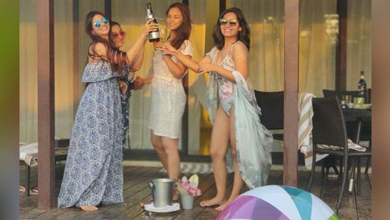 Veteran Bollywood Actress Tanuja wears monokini photos goes viral