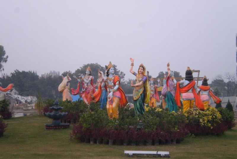 <p>বৃন্দাবনে প্রচুর মন্দির রয়েছে যেখানে ভিন্ন ভিন্ন নিয়মে হোলি উৎসব পালন করা হয় তবে প্রেম মন্দিরের হোলি বিশেষ গুরুত্বপূর্ণ। বৃন্দাবন শহরটি মথুরা থেকে ১১ কিলোমিটার দূরে আগ্রা-দিল্লি হাইওয়ের ২ নং জাতীয় সড়কের উপর অবস্থিত। বৃন্দাবন শহরে রাধা ও কৃষ্ণের অনেকগুলি মন্দির আছে। হিন্দু ধর্মের বৈষ্ণব সম্প্রদায়ের কাছে এটি একটি পবিত্র তীর্থস্থান।</p>