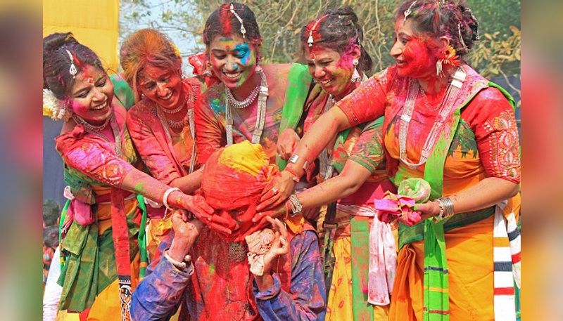ফলে রঙ খেলার আগে মাথায় রাখা উচিত কয়েকটি বিষয়। কীভাবে ভালো রাখবেন নিজের ত্বক।