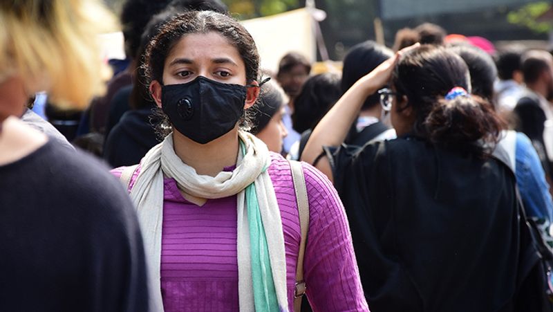भारत में कोरोना से अब तक 18 लोग संक्रमित हैं। सभी को डॉक्टरों की कड़ी निगरानी में रखा गया है। गौरतलब है कि कोरोना वायरस ने भारत में एक महीने बाद अपना असर दिखाना शुरू किया है। इससे पहले 3 फरवरी को केरल में 3 मरीज सामने आए थे। जो अब बिल्कुल ठीक हो चुके हैं।