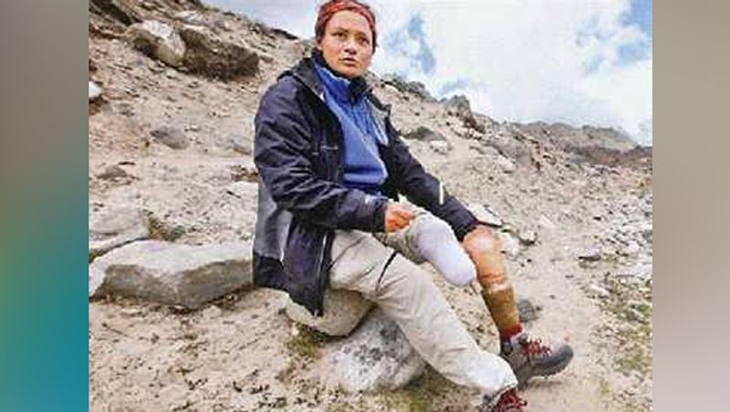 दुर्घटना में अपंग हो जाने के बावजूद अरुणिमा ने दुनिया की कई ऊंची चोटियों पर चढ़ाई की। इनमें अफ्रीका का माउंट किलिमानजारो, यूरोप का एल्ब्रस, ऑस्ट्रेलिया का कोस्किउस्ज्को, अर्जेंटीना का आकोंकागुआ, इंडोनेशिया का पुन्काक जया और माउंट एवरेस्ट शामिल है।