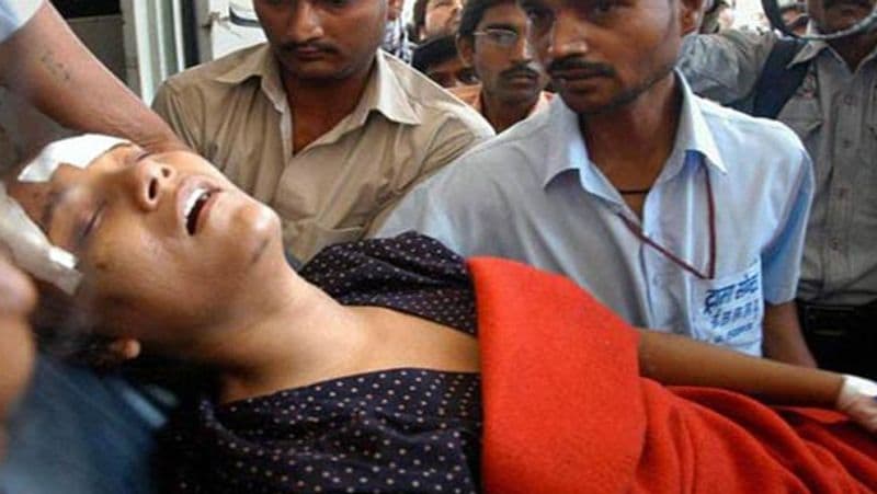 जब चोरों को अहसास हुआ कि वो अरुणिमा से चेन नहीं छीन पाएंगे, उन्होंने उसे चलती ट्रेन से फेंक दिया।