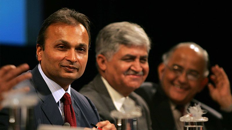 मुकेश अंबानी की रिलायंस इंडस्ट्रीज ने पीएम केयर फंड में 500 करोड़ रुपये का डोनेशन किया। इसके अलावा कंपनी की ओर से 5-5 करोड़ रुपये महाराष्ट्र और गुजरात के मुख्यमंत्री राहत कोष में भी दान किया आया। कंपनी की ओर से 5 लाख लोगों को 10 दिनों तक खाना भी मुहैया कराया गया।