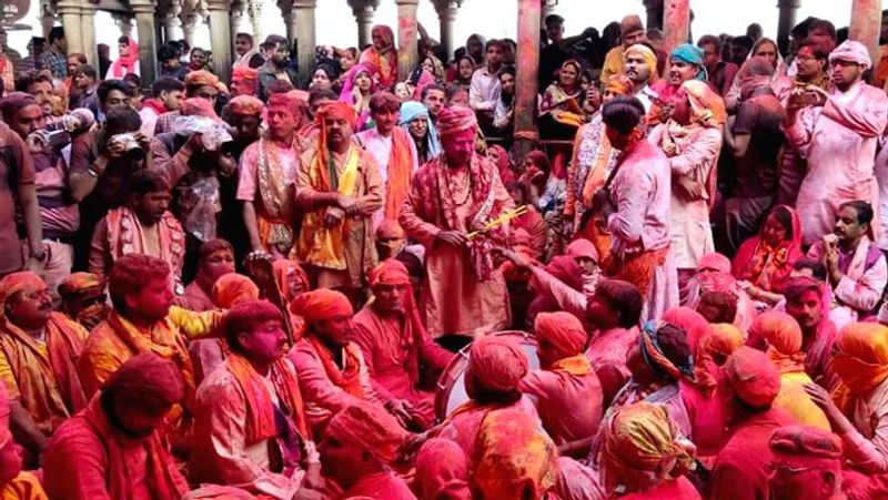 <p>১৫১৫ সালে কৃষ্ণের বাল্যলীলার স্থানগুলি নির্ধারণ করার উদ্দেশ্য নিয়ে চৈতন্য মহাপ্রভু বৃন্দাবনে এসেছিলেন। হিন্দুরা বিশ্বাস করেন, তিনি তাঁর দৈব আধ্যাত্মিক শক্তির মাধ্যমে বৃন্দাবন ও তার চারপাশে যে সকল স্থানে কৃষ্ণ তাঁর বাল্যলীলা করেছিলেন বলে মনে করা হয়, সেগুলি আবিষ্কার করেন।</p>