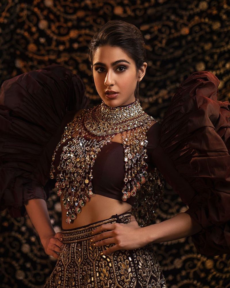 Sara was on stage with her rumoured ex-boyfriend and co-star of Love Aaj Kal Kartik Aaryan to host the show. Sara took the mic and started interacting with the audience. However, during the act, their mic was not functioning initially, Sara was not audible.